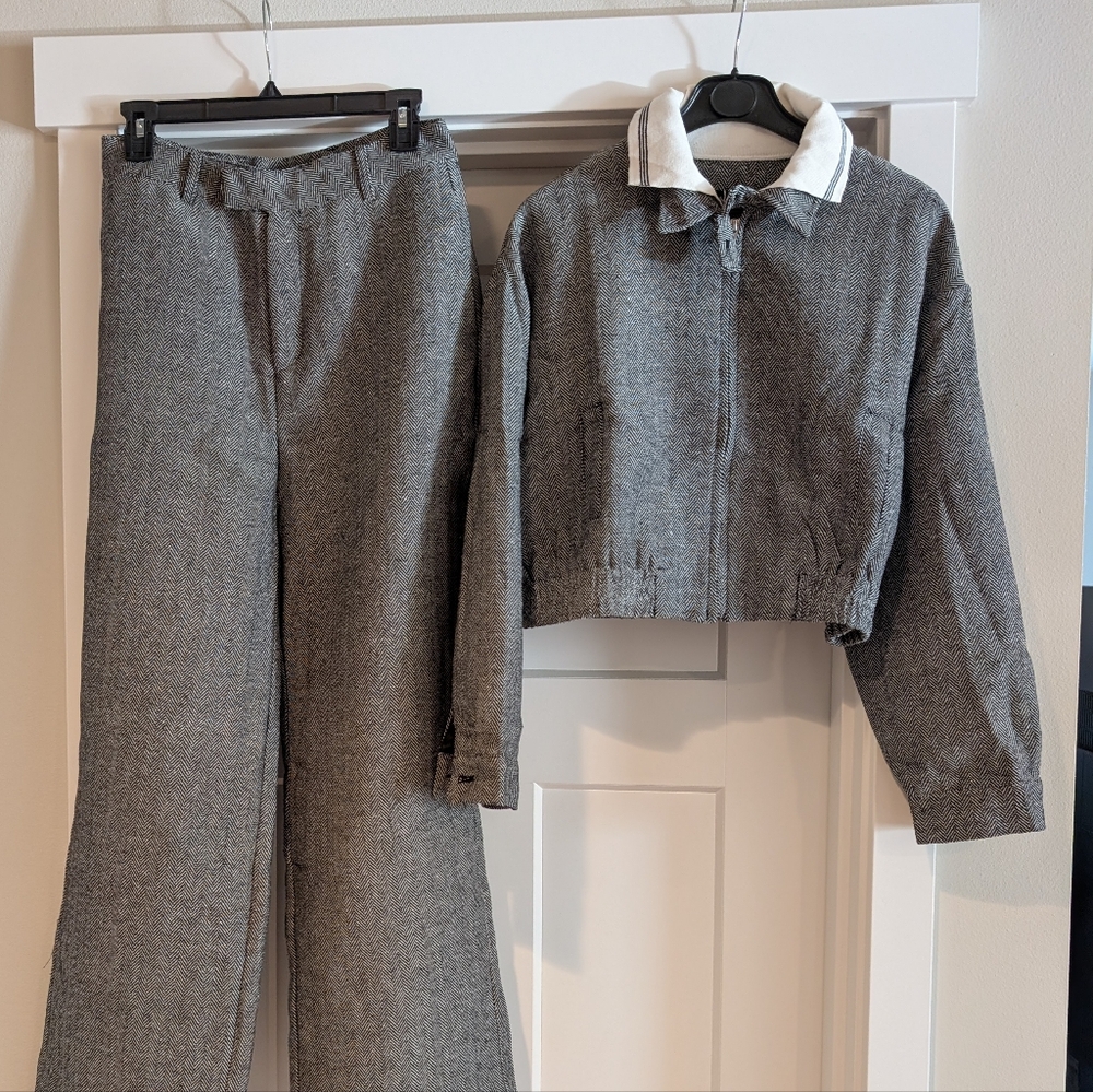 Two-Piece Set with White Collar